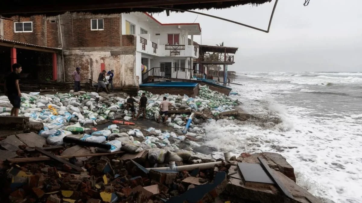 Huracán Polo: Deja Inundaciones y Daños en Viviendas de Lázaro Cárdenas,  Michoacán - Diario CAMBIO 22 - Península Libre