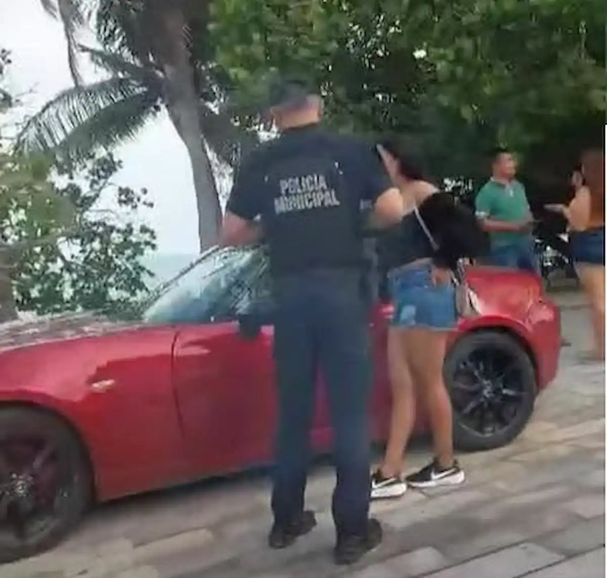 Infraccionan a Imprudente Conductor por Invadir la Acera con Auto Deportivo en el Mirador de Calderitas - Diario CAMBIO 22 - Península Libre